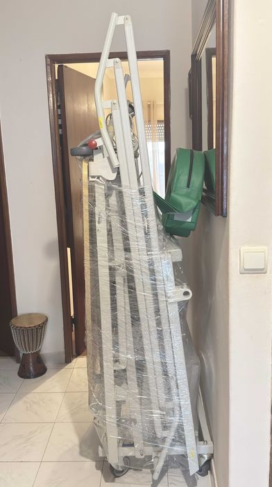 Cama hospitalar Articulada Eléctrica com comando de Elevação