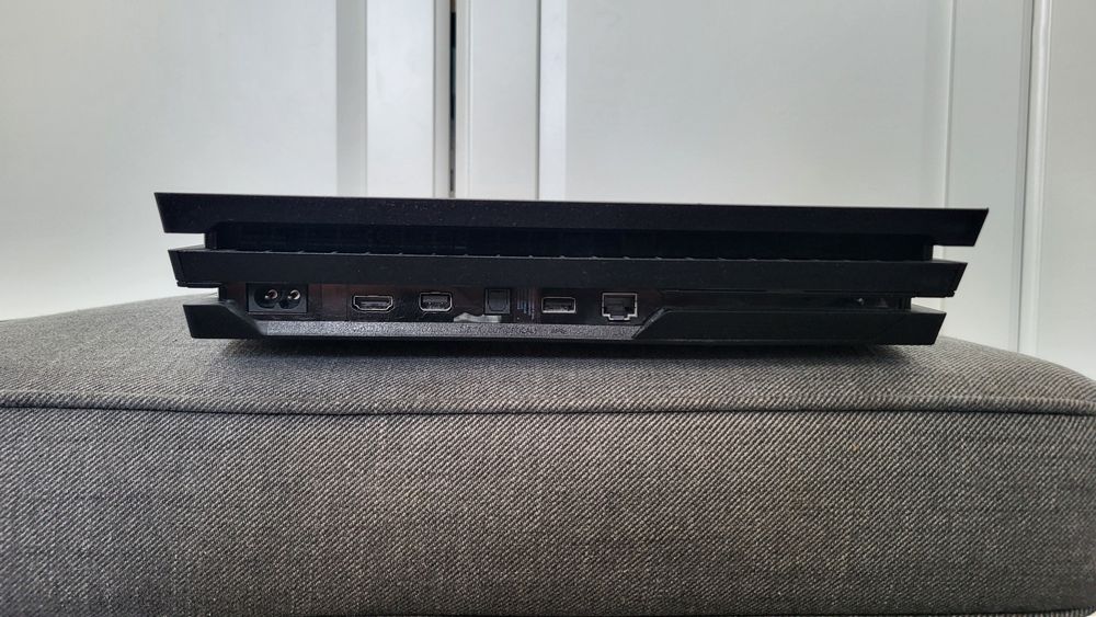 PlayStation 4 Pro 1TB + 2 pady + 11 gier