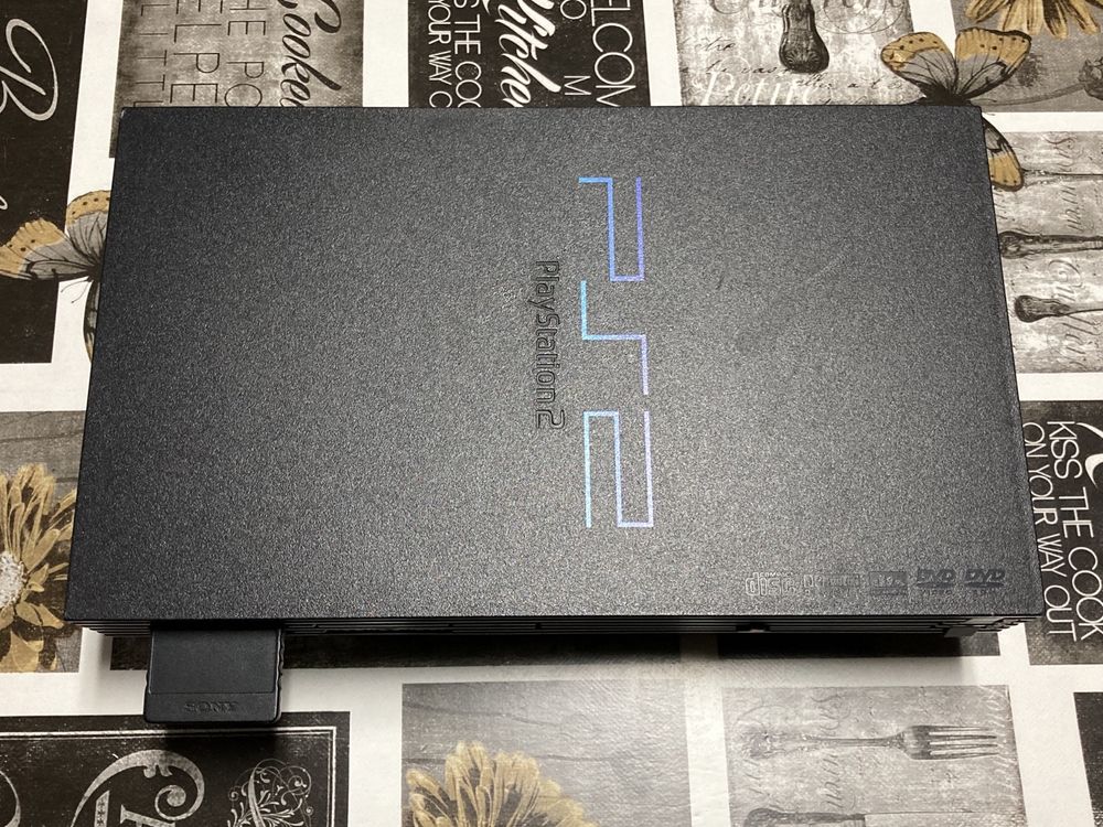 PlayStation 2 com comando e cartão de memória
