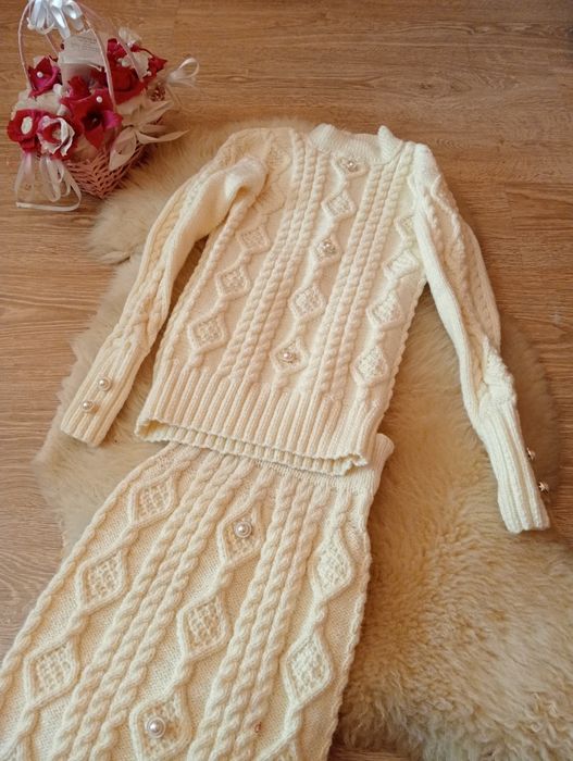 Неймовірно красивий В'язаний костюм, ручної роботи.