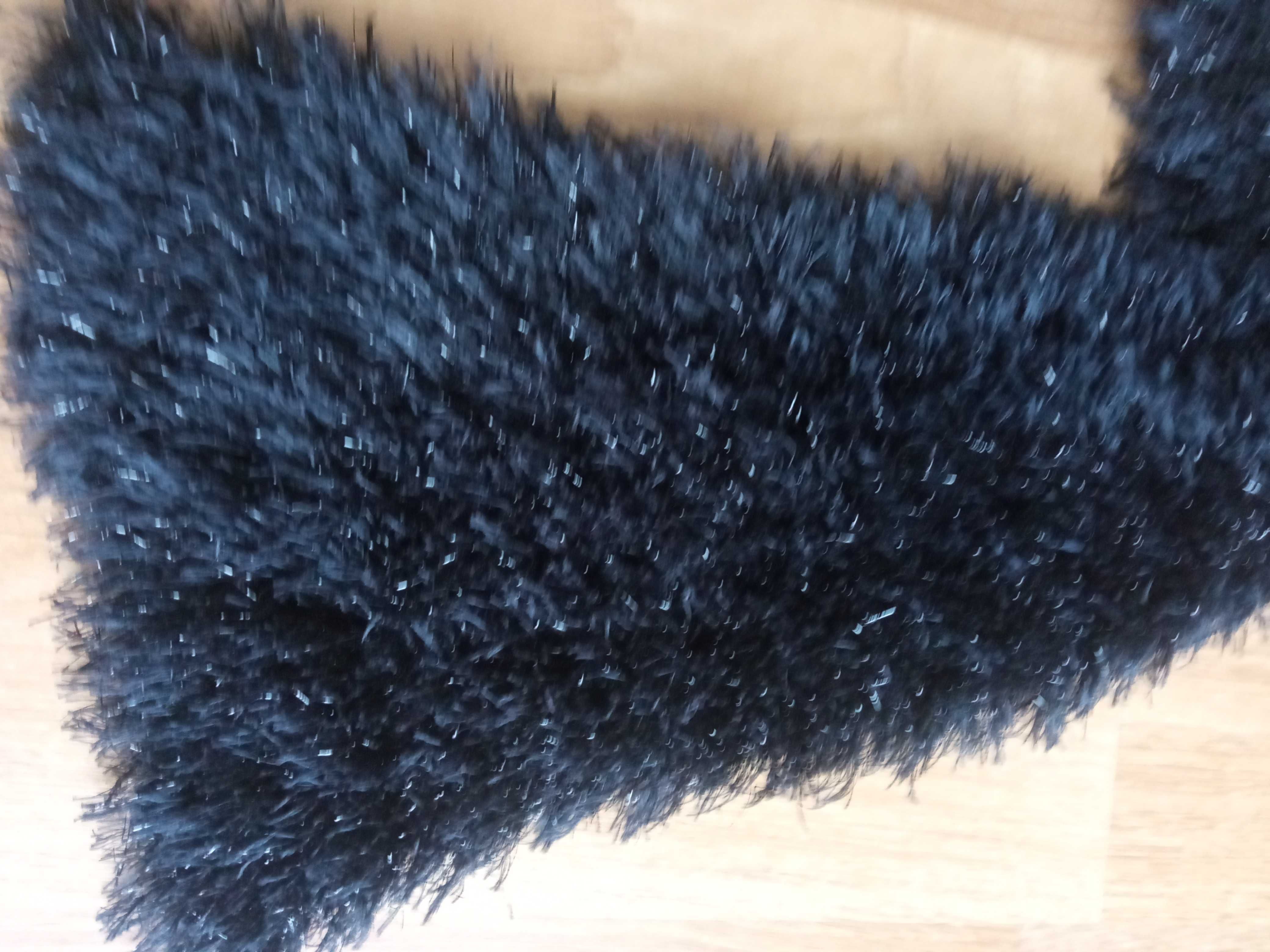 Szalik zimowy włochaty puszysty czarny błyszczący 110 x 20 cm