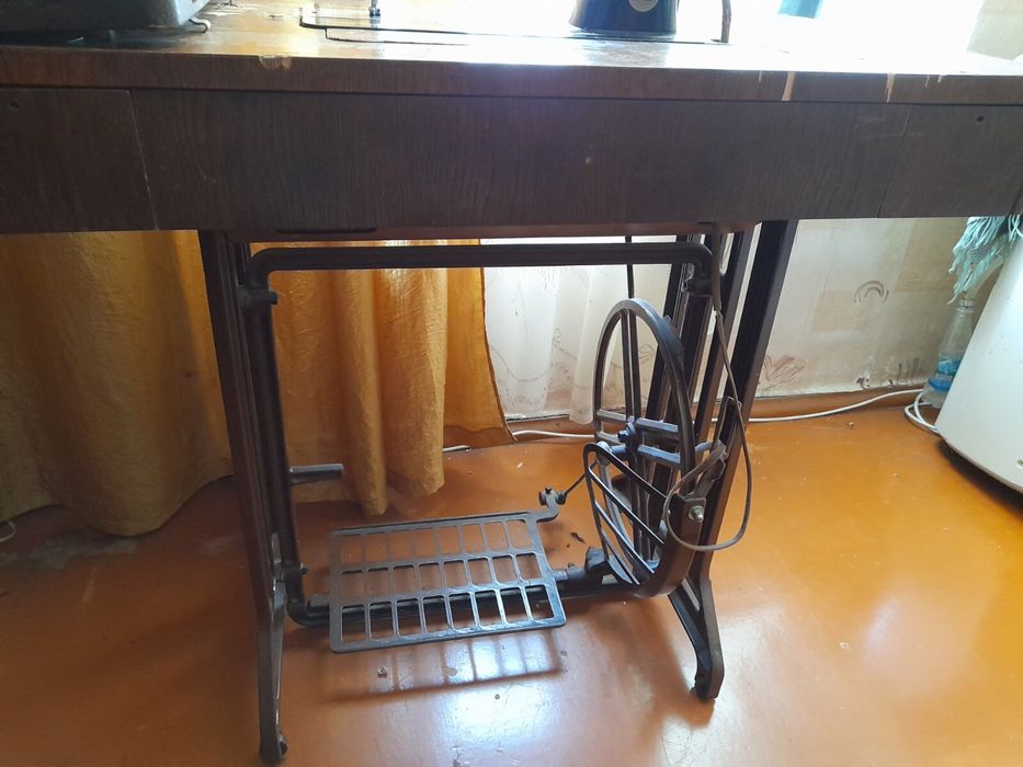 Продам швейную машинку Лада