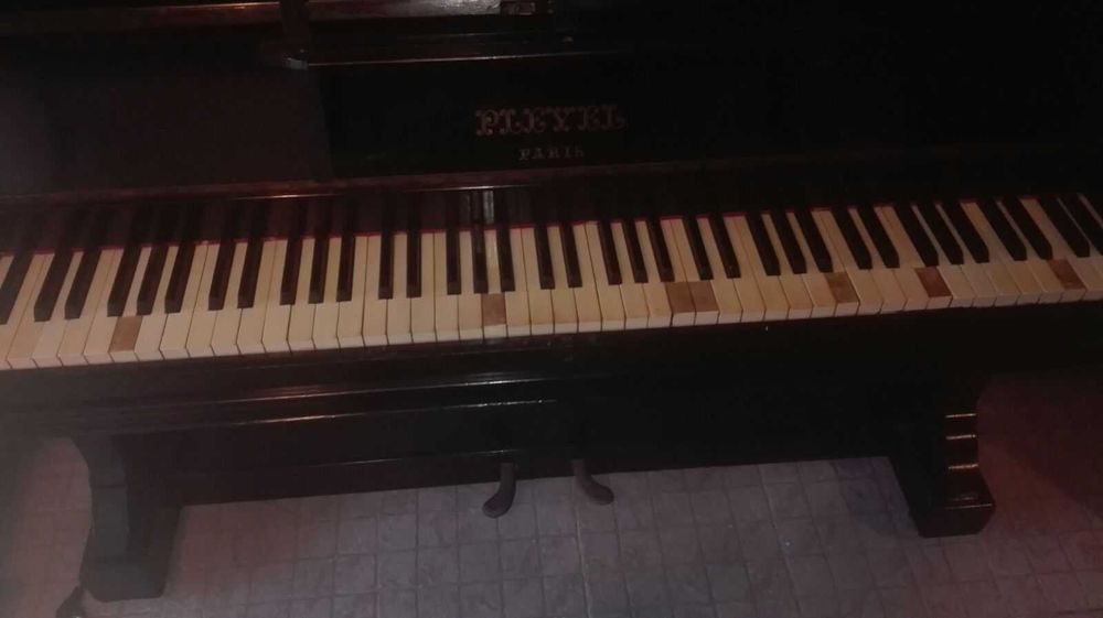 Piano sem cauda muito antigo