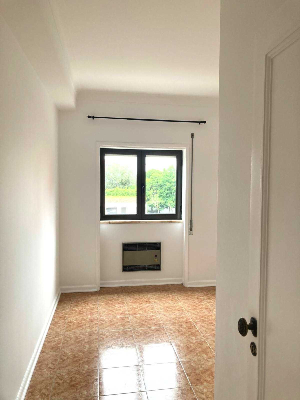 CELAS, T 2, Av. Afonso Henriques, junto Liceu J. Falcão, Disponível