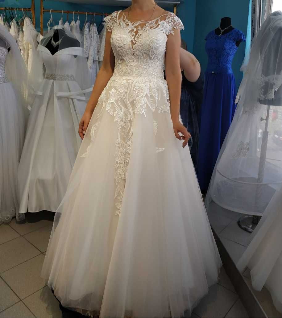 Весільна сукня, кольору айворі з елементами мереживної вишивки