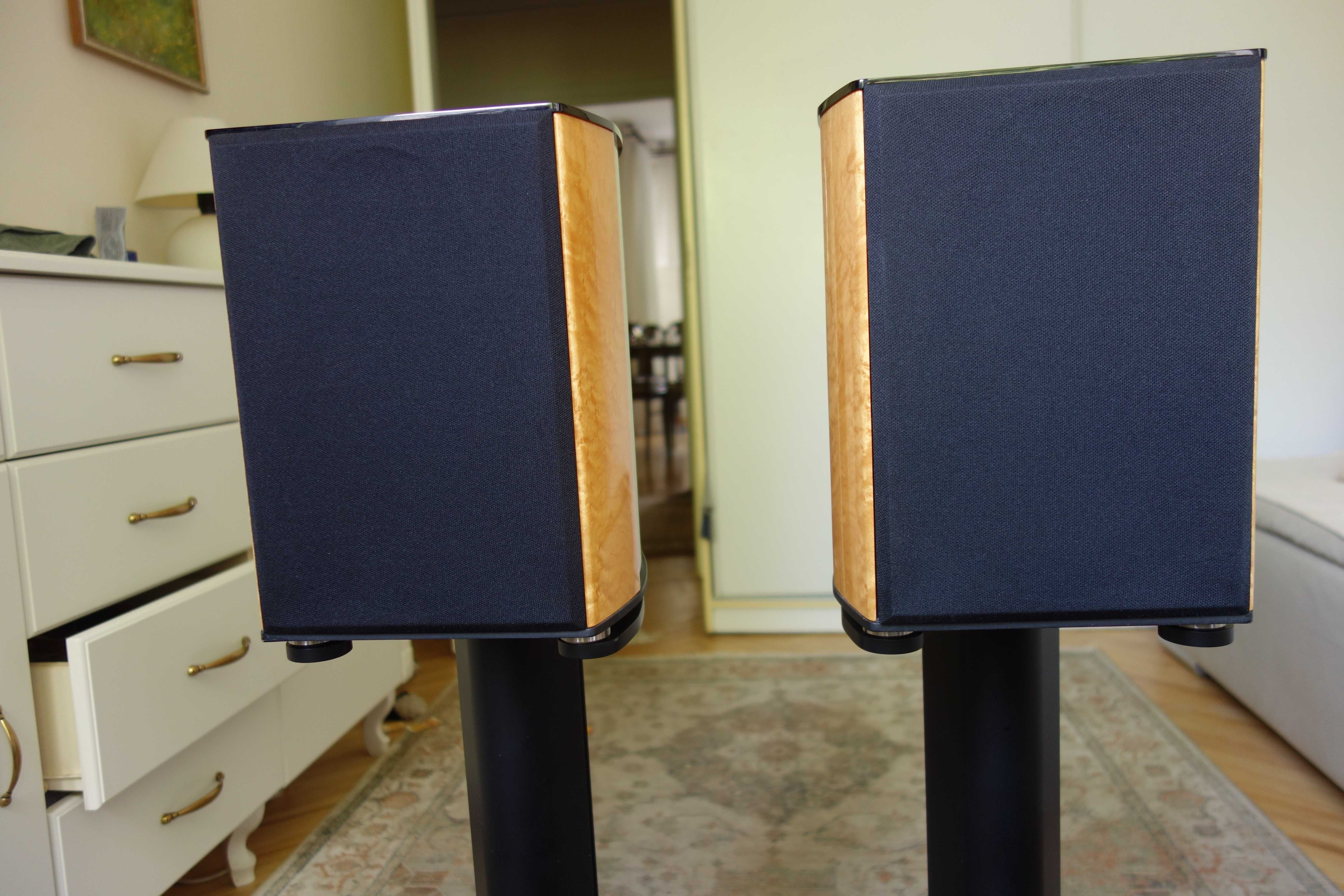 WILSON BENESCH ARC _ kolumny podstawkowe z fabrycznymi standami