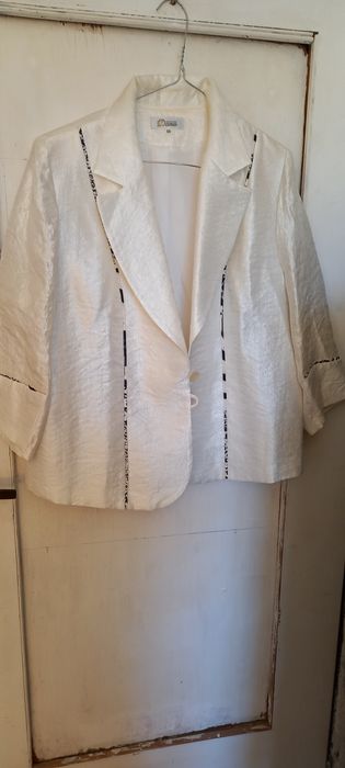 Biała marynarka damska