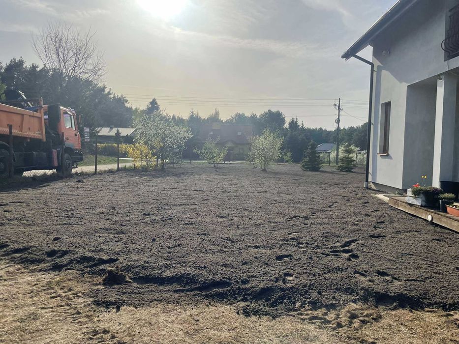 rownaie/,czysczenie terenu.koparka.ziemia przesiewana prace ogrodowe..