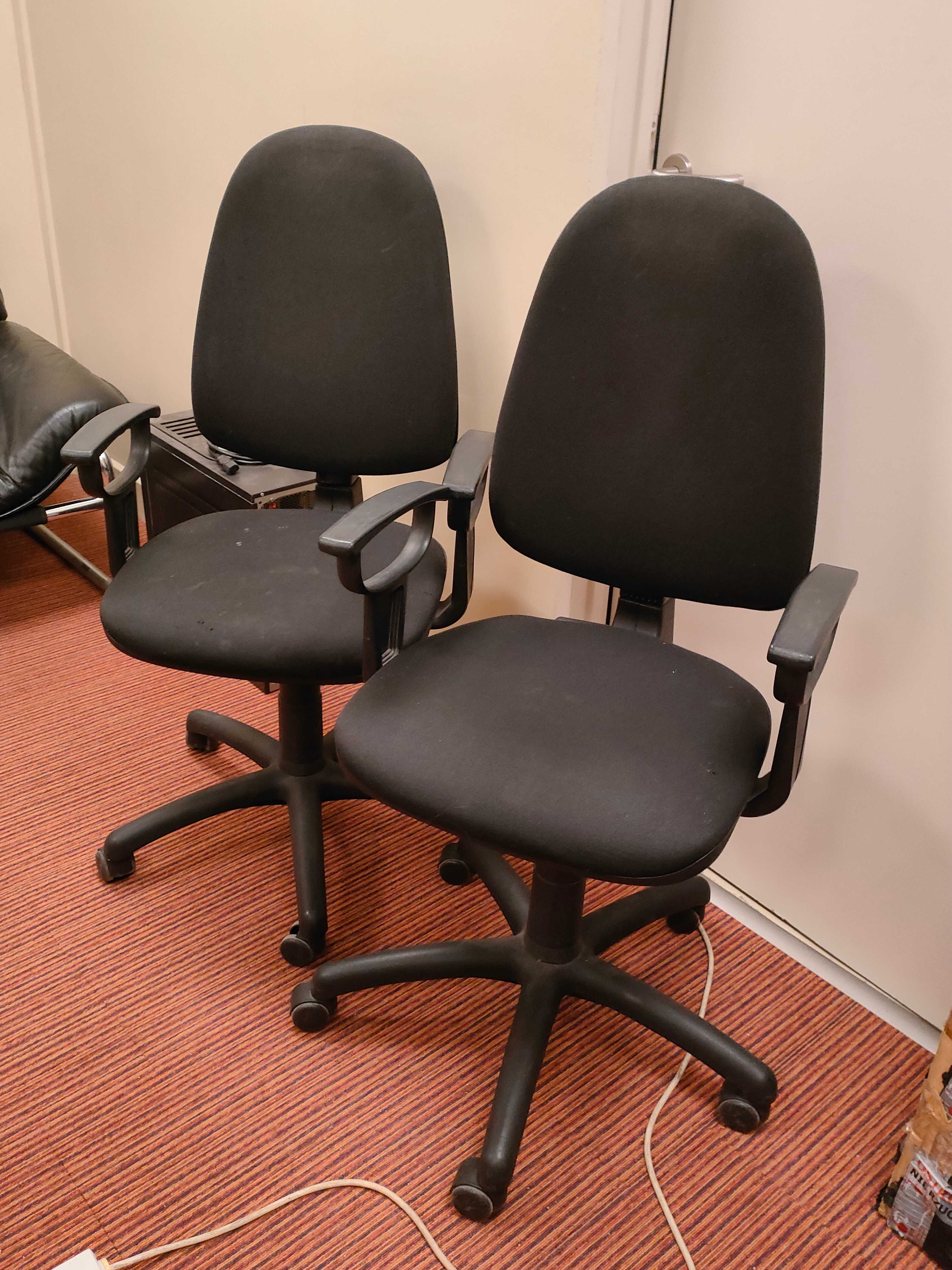 Dwa używane krzesła biurkowe