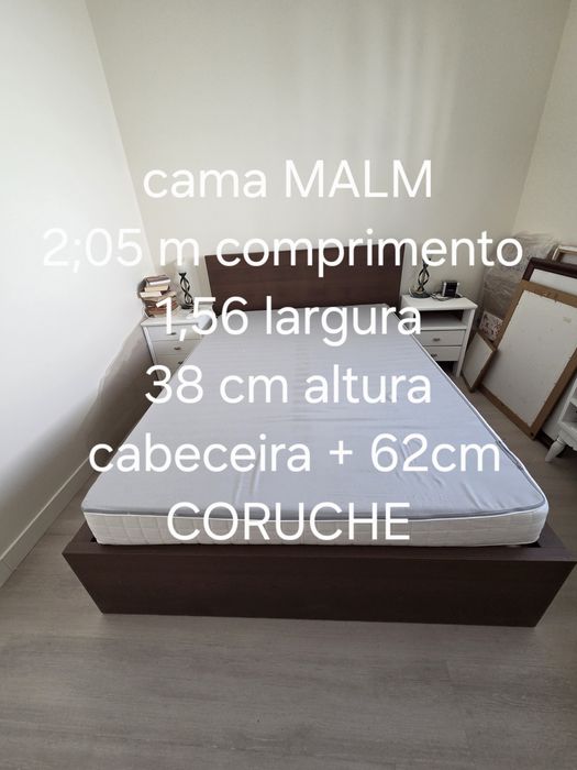cama casal em castanho escuro