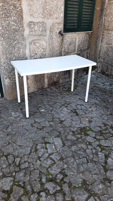 Mesas brancas, fixas e extensíveis