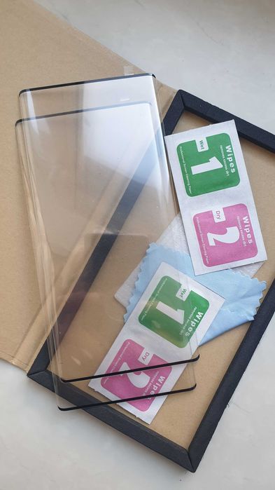 Продам 2 защитных стекла на samsung galaxy note 10+