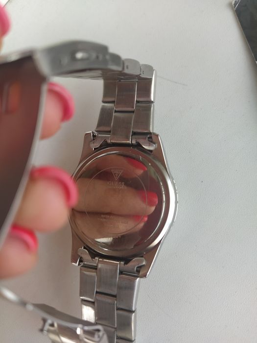 Часы guess серебряный цвет.