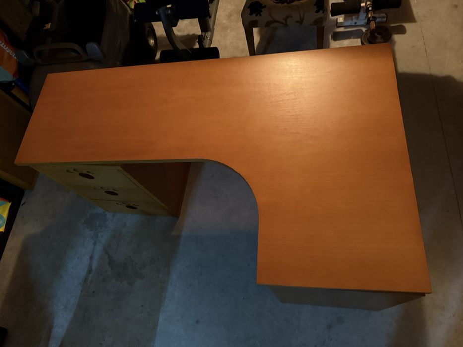 Secretaria com movel de três gavetes de cor cerejeira