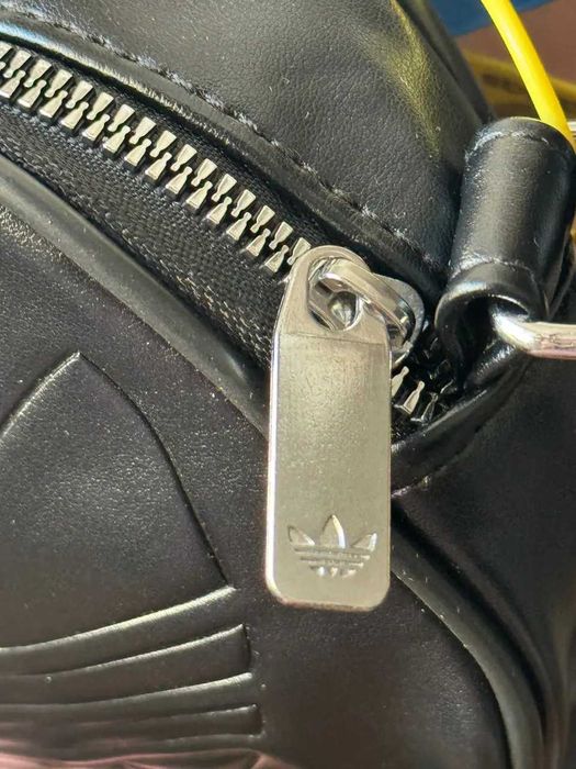 Сумка через плече Adidas у чорному кольорі.