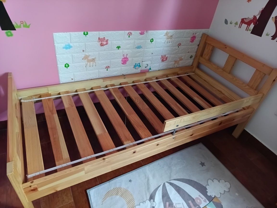 Cama IKEA com colchão