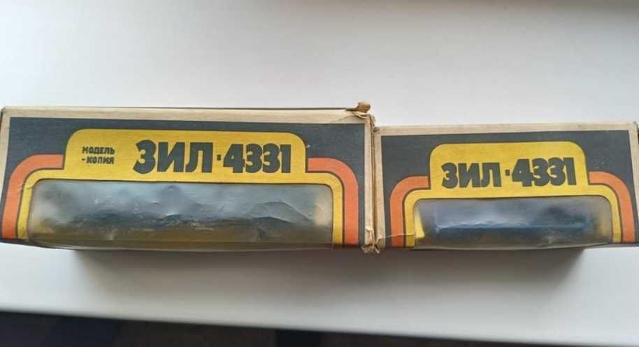 ЗИЛ-4331 с прицепом в коробках
