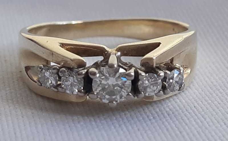 Кольцо золотое с пятью бриллиантами