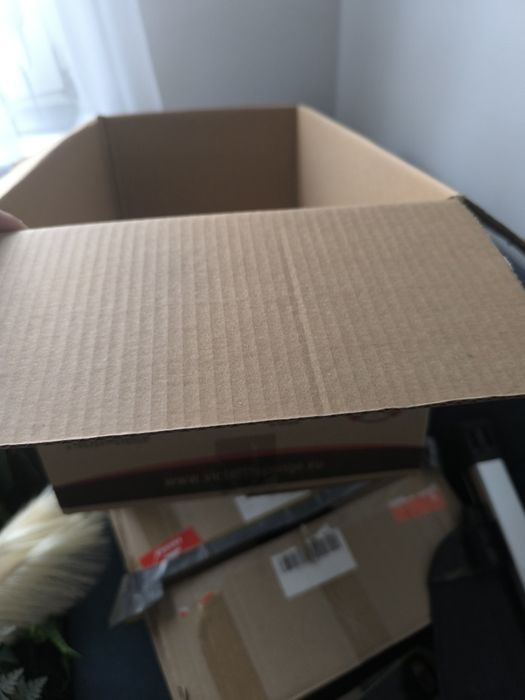 Używany karton do wysyłki