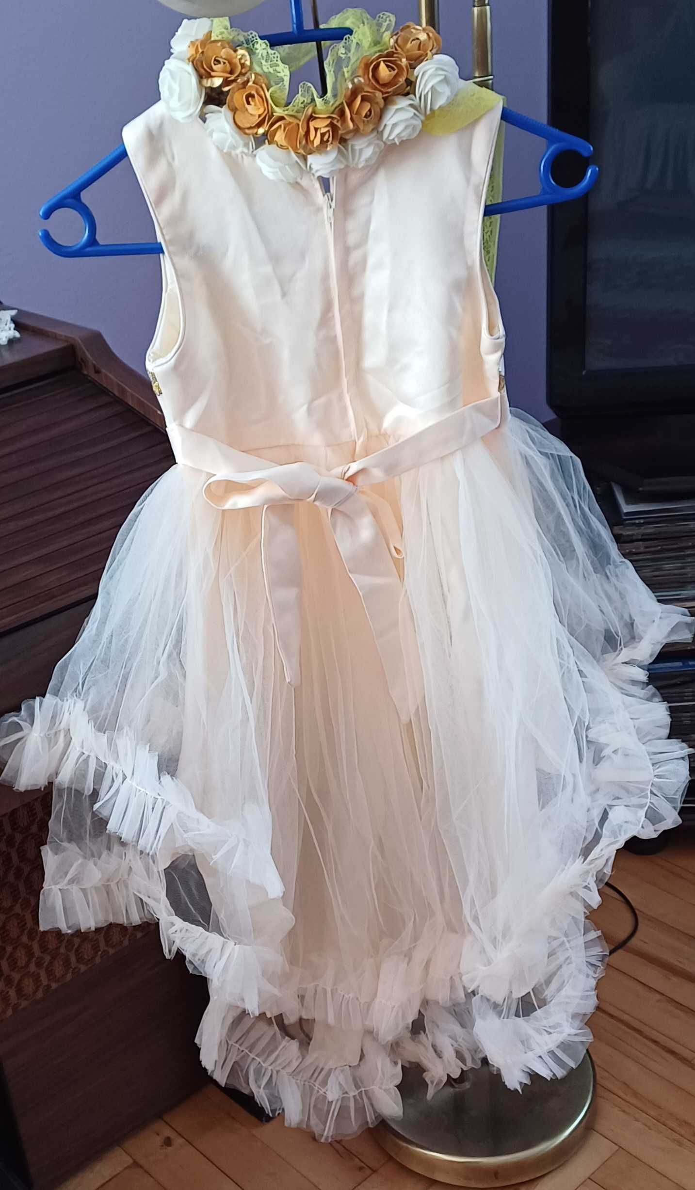 Śliczna sukieneczka z wiankiem