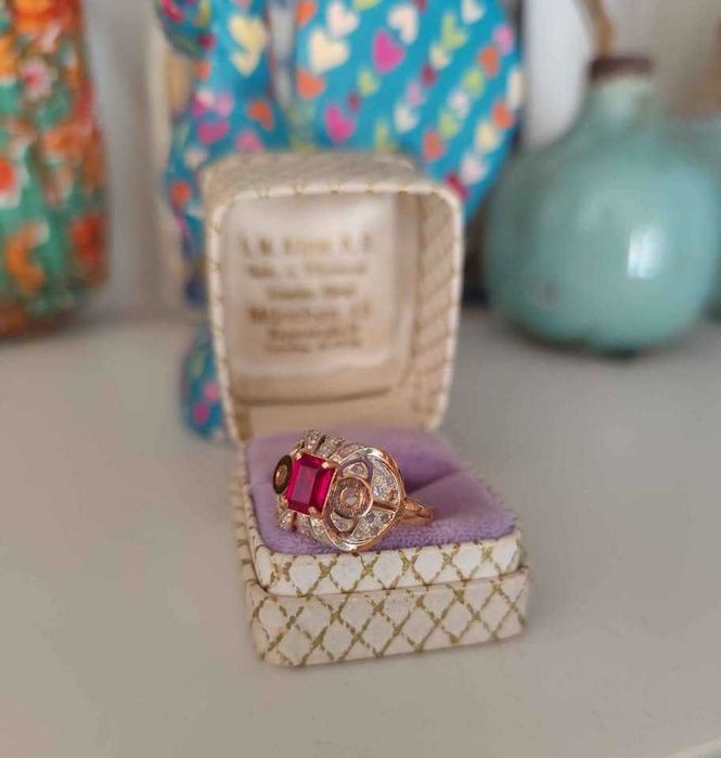 Anel em ouro e prata com pedras preciosas. Reprodução da época.