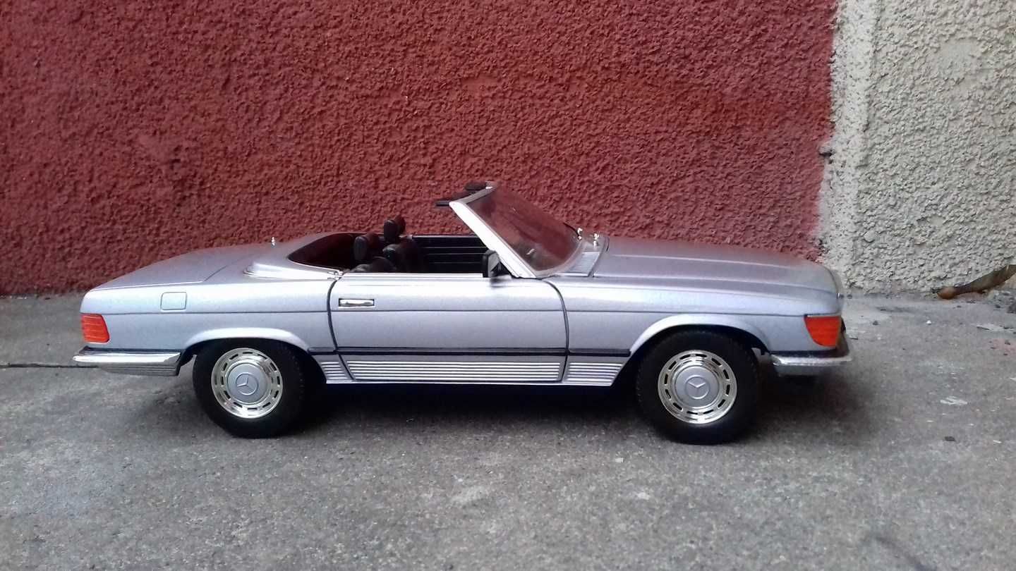 Mercedes-Benz 350 SL R107 V8 1:18 Sunstar model samochodu