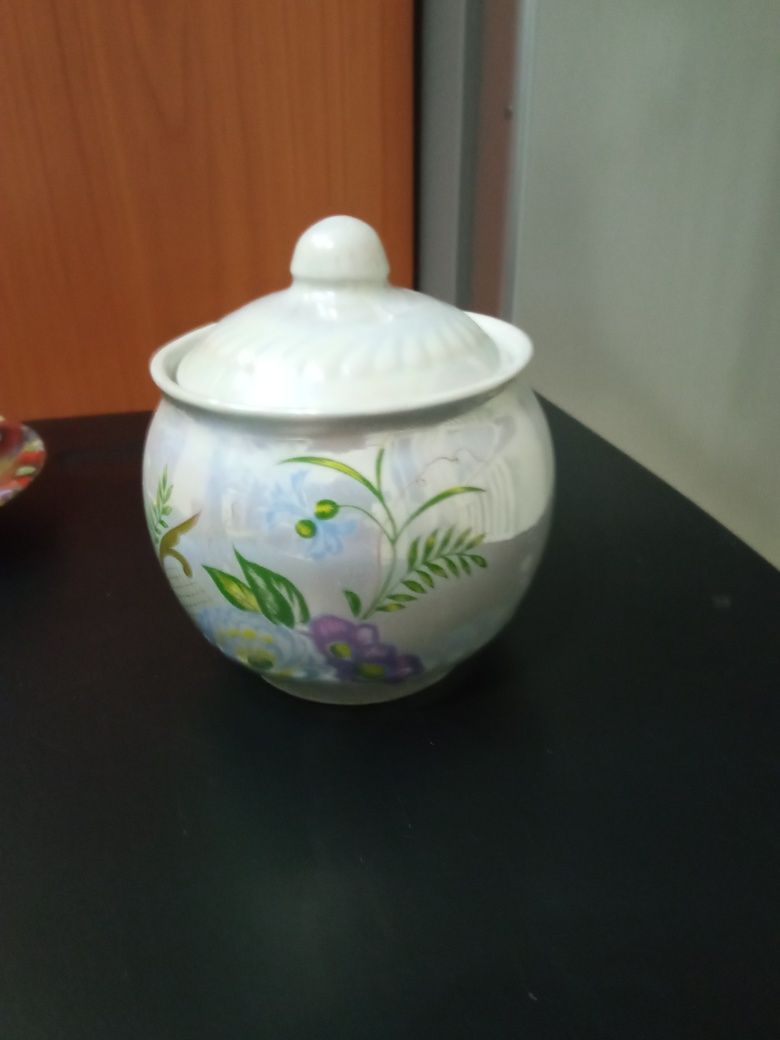 Чашки с блюдцем, сахарница