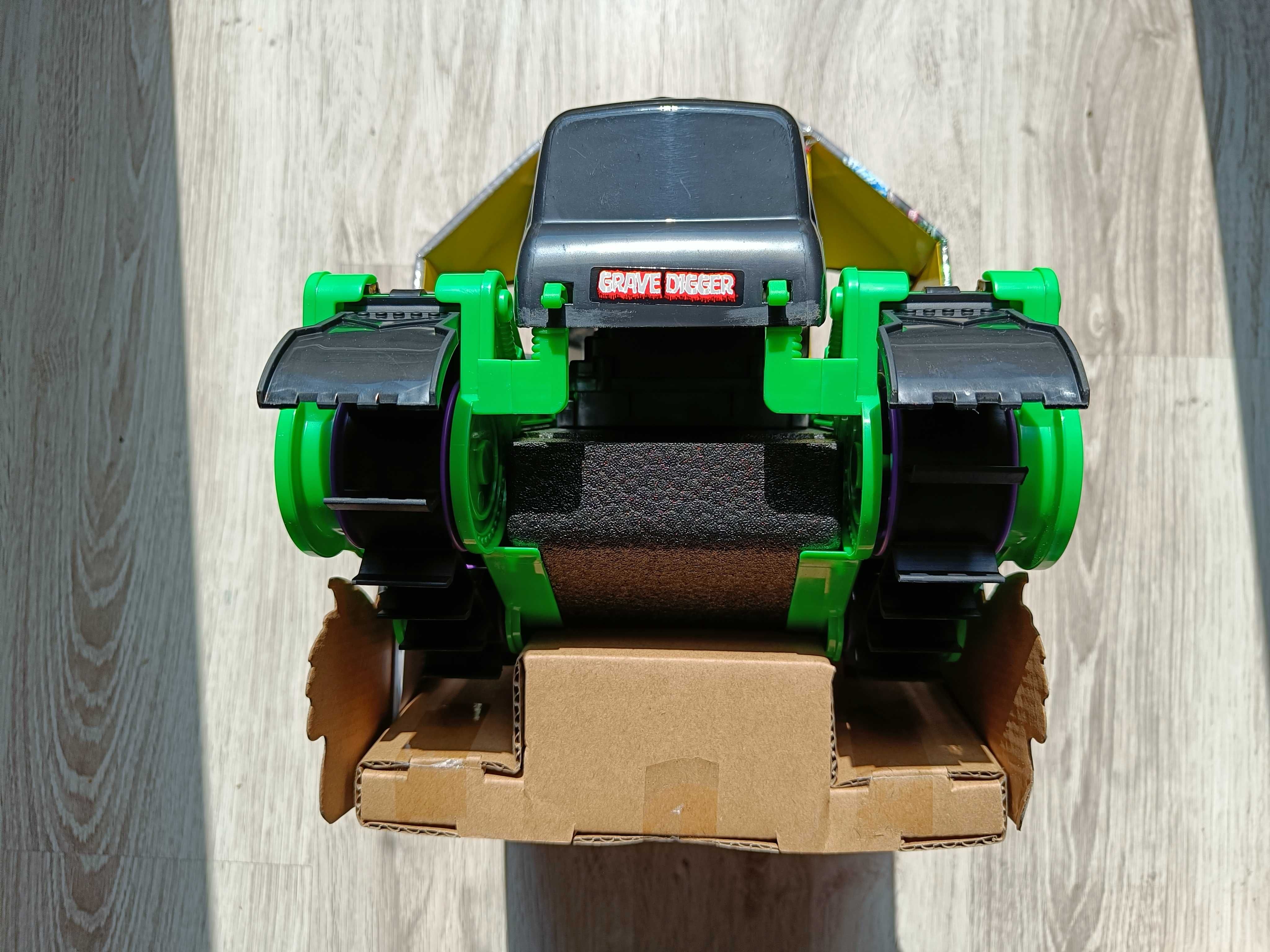NOWY Zdalnie sterowany pojazd łańcuchowy Monster Jam Grave Digger Trax
