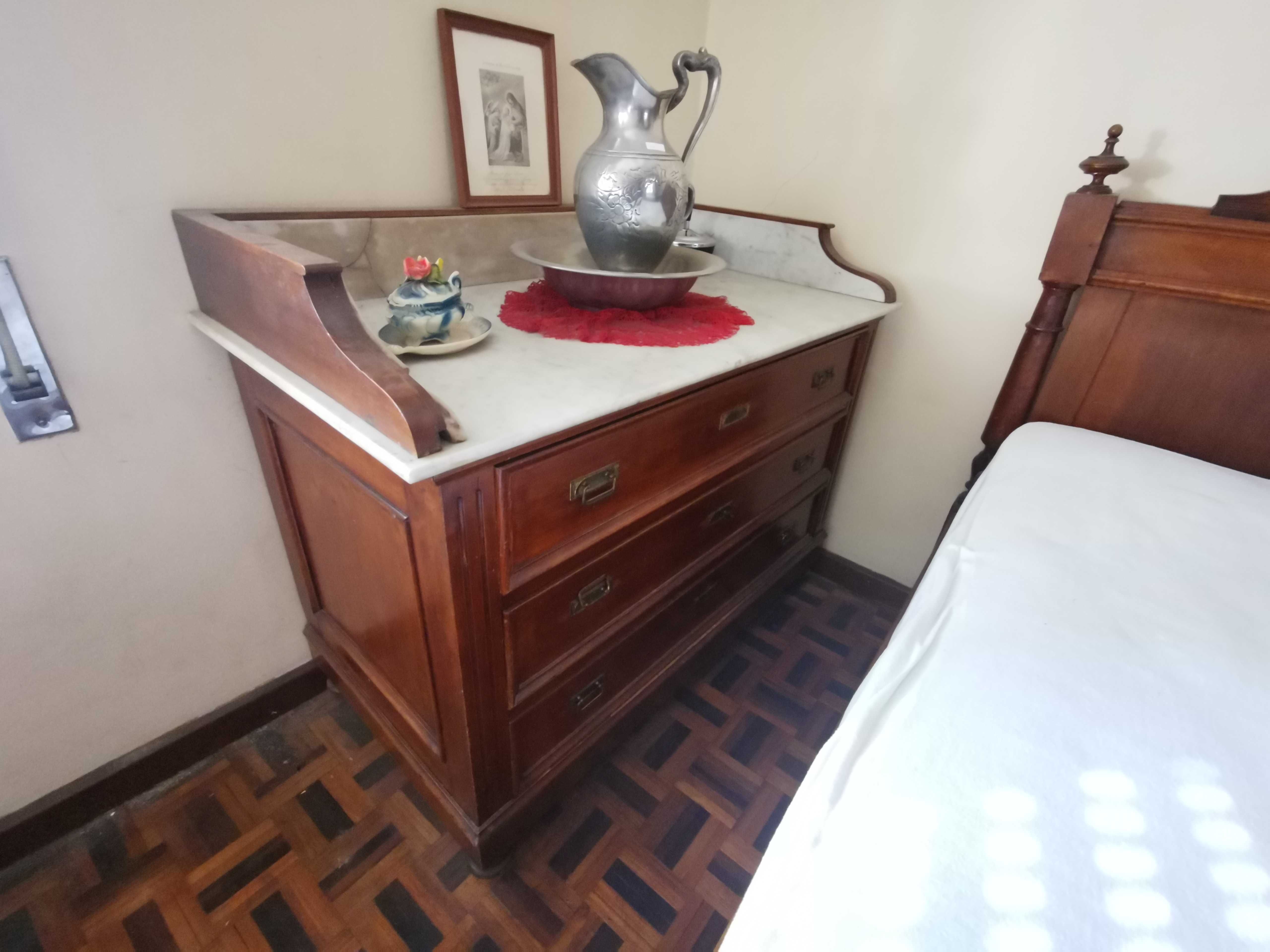 Mobília de quarto, antiga, em madeira trabalhada