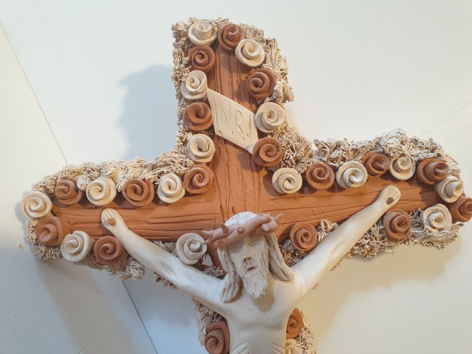 Fantástico crucifixo em cerâmica assinada Carlos Baraça - Barcelos