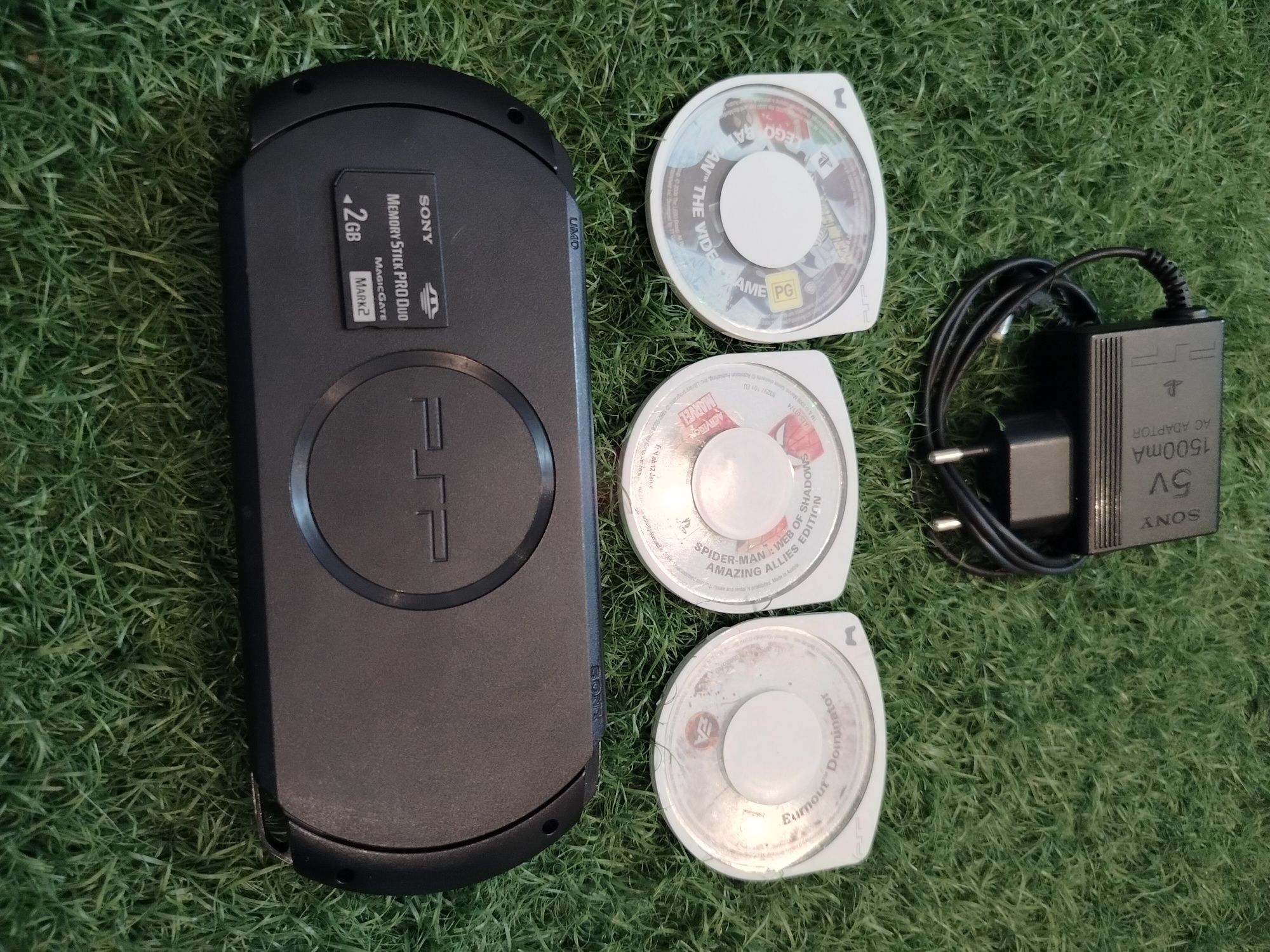 PSP E1004 com carregador original + 3 jogos