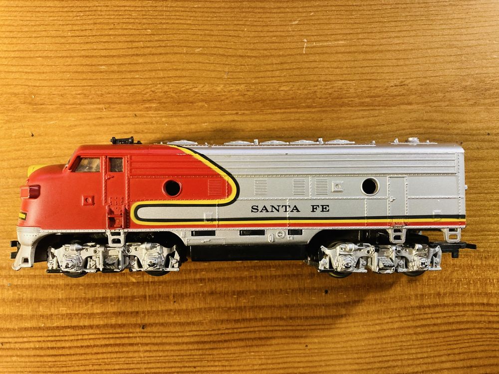 Locomotiva e comboio Bachman Santa Fe HO