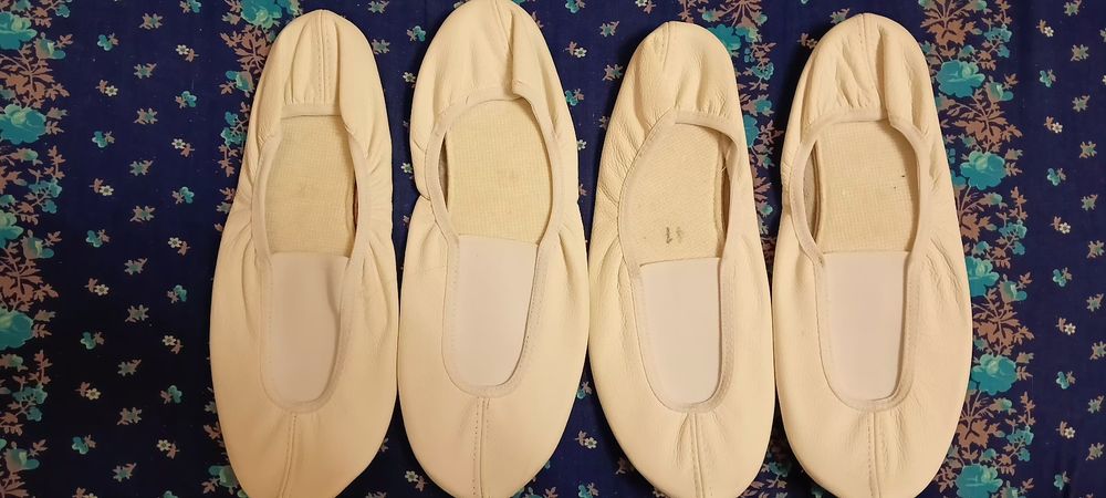 Шкіряні чешки, 39 та 40розмір. Спеціальна прогумована підошва.