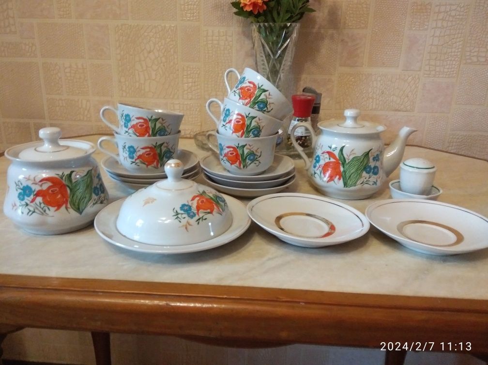 Продам  4 чайника времён СССР,сервиз,молочник и т.д