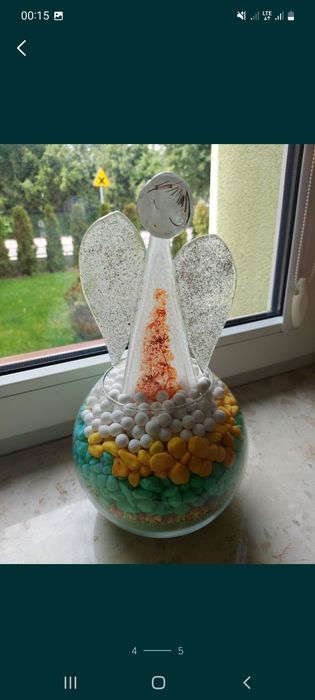 Szklana ozdobna kulą z kamieniami