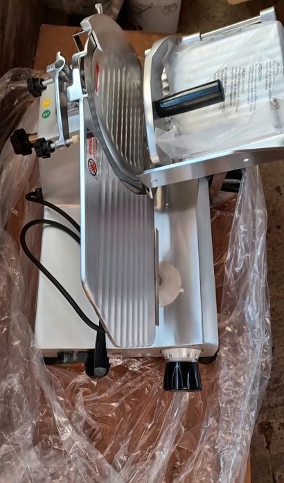 Vendo fiambreira nova