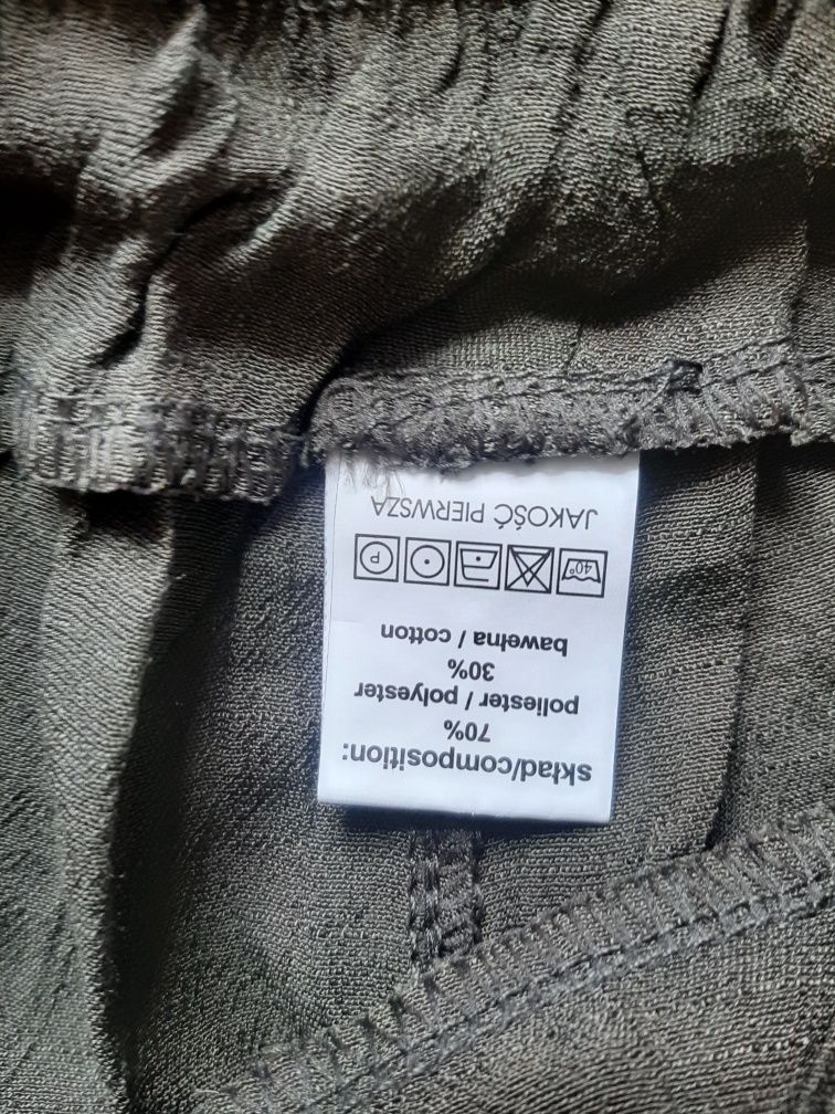 Zielone khaki spodnie na lato