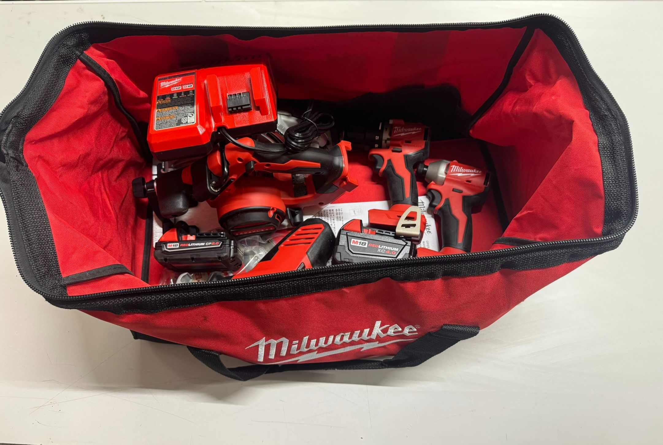 Zestaw 4- narzędzi Milwaukee + bateria 4AH i 2AH NOWA z USA