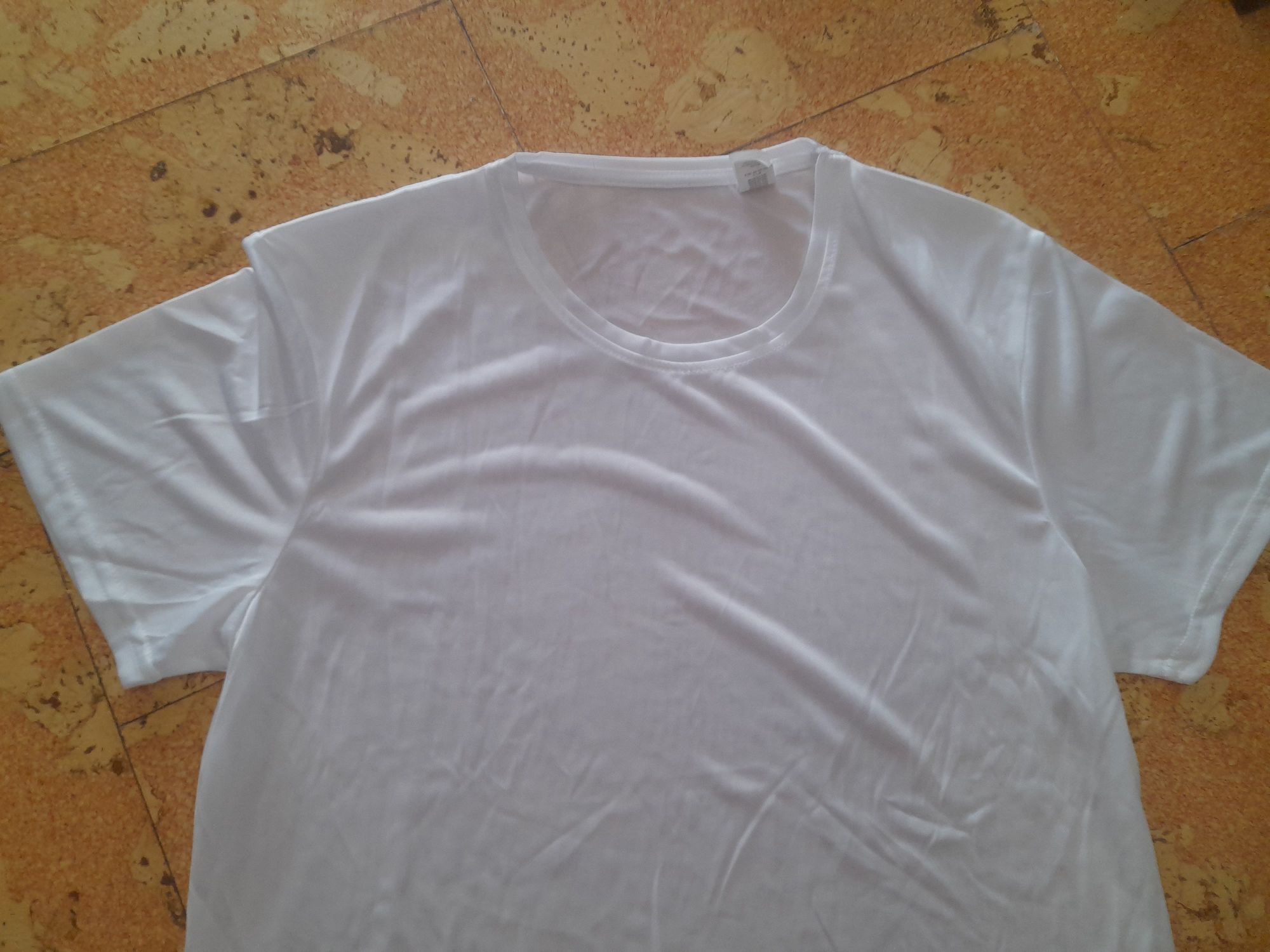 9 T-shirts técnicas brancas