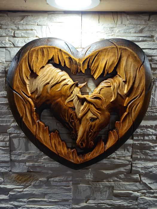 Konie-Plaskorzezba-Drewno-Serce