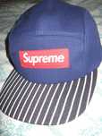 Кепка SUPREME с прямым козырьком.