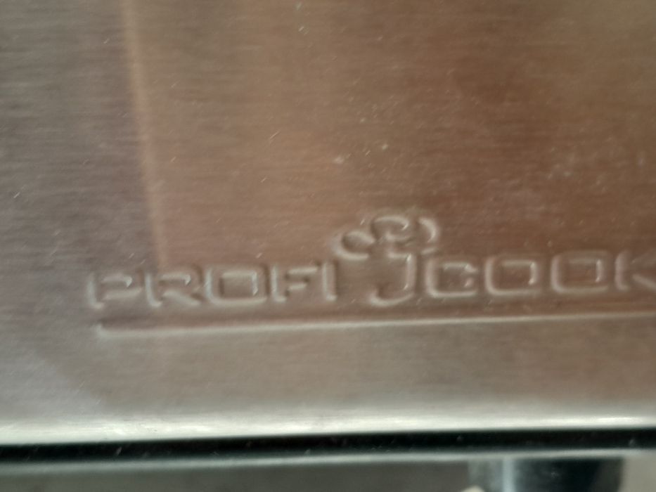 Електром'ясопубка з різними насадками