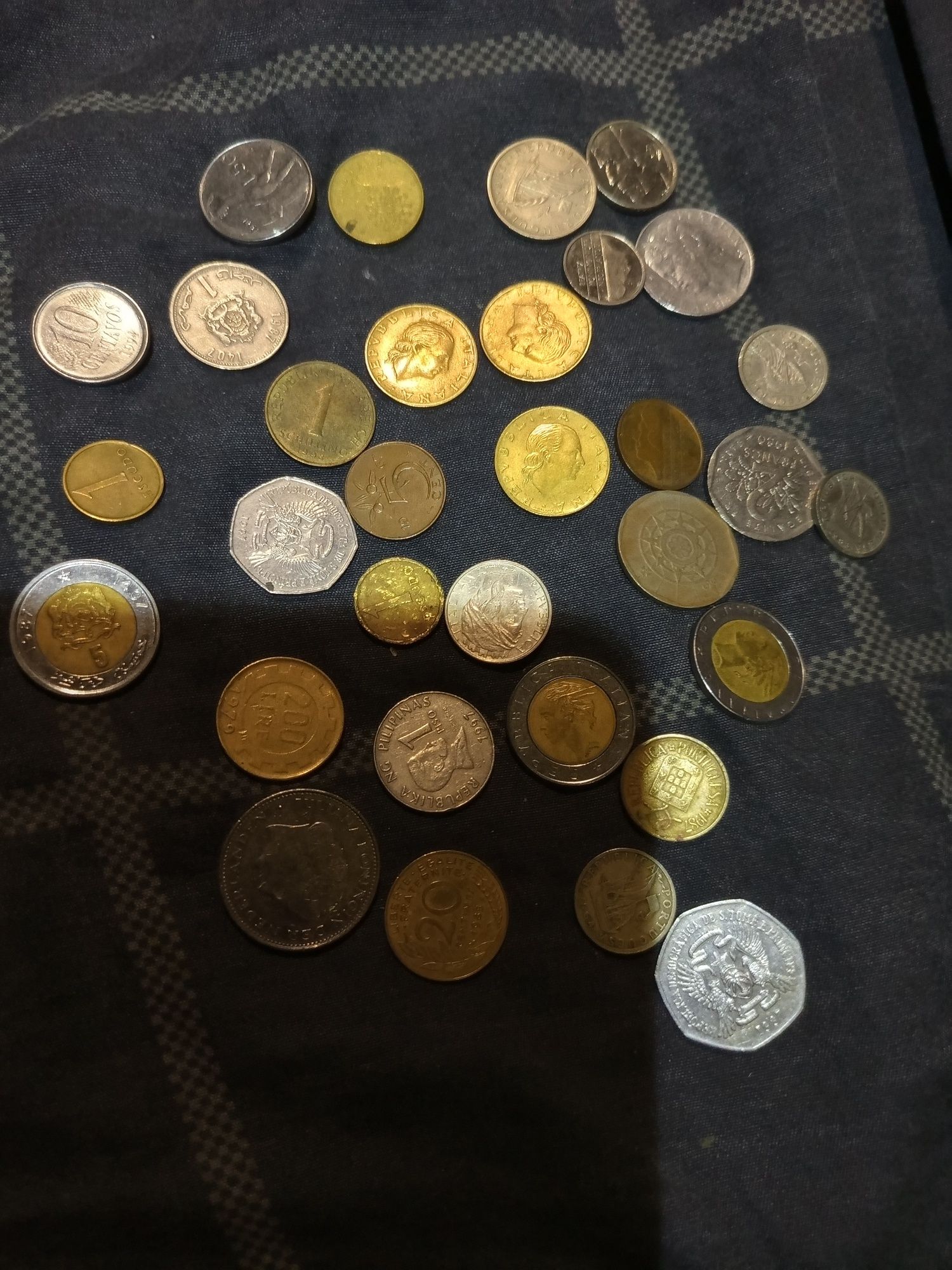 Moedas antigas e estrangeiras.