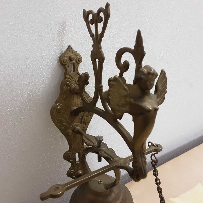 Dzwonek mosiężny na drzwi do domu stary