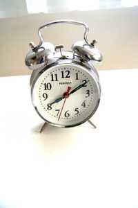 srebrny budzik poranny zegarek posrebrzany z budzikiem analogowy