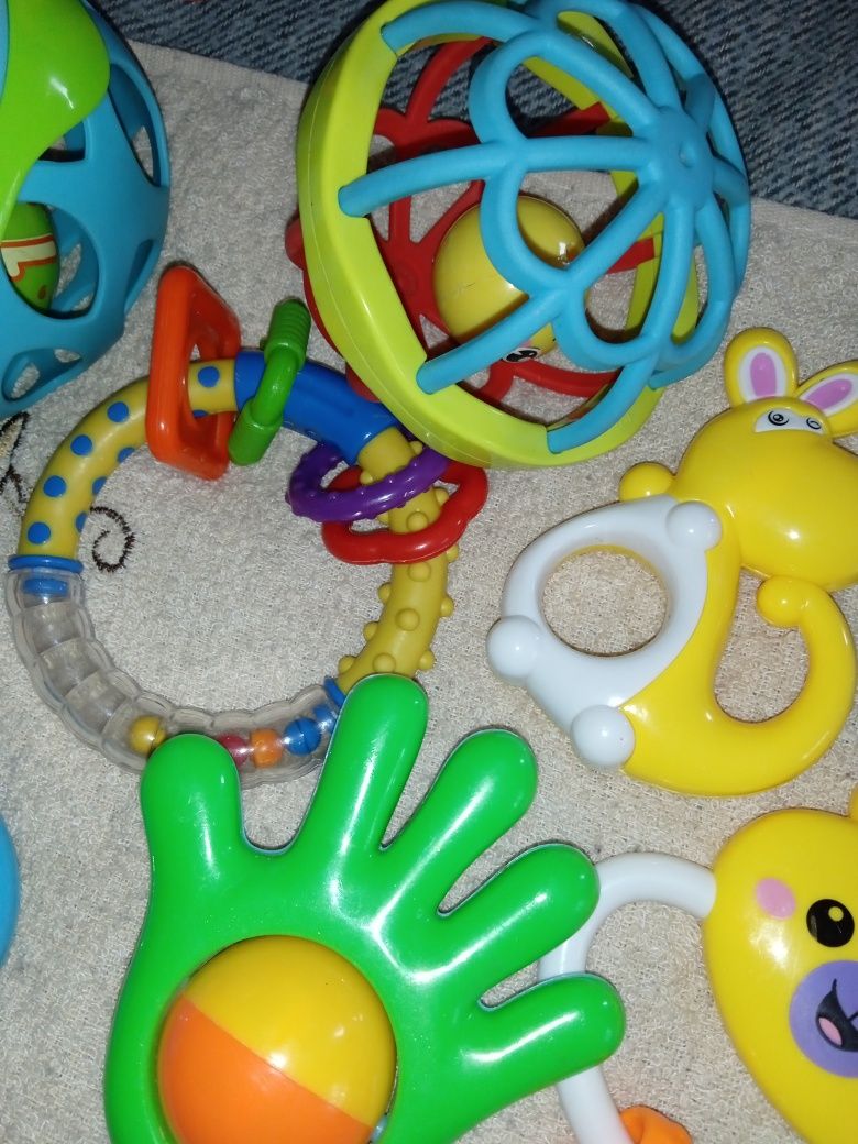 Іграшки для немовлят до року