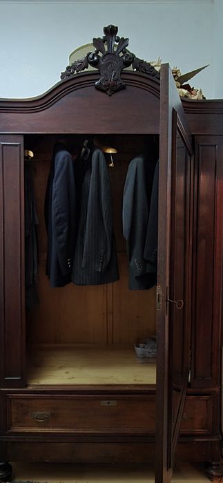 Móvel maciço centenário em bom estado