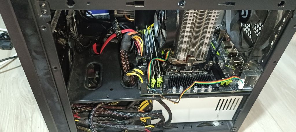 Komputer xeon E5-2650  v4, 16GB ram, ssd 240+hdd 500 , RX 5600 XT