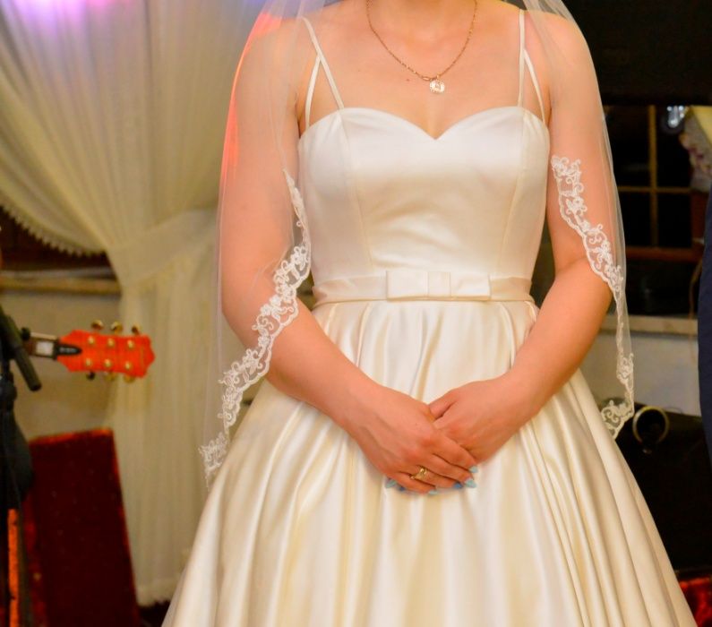 Suknia ślubna z trenem marki PRONOVIAS