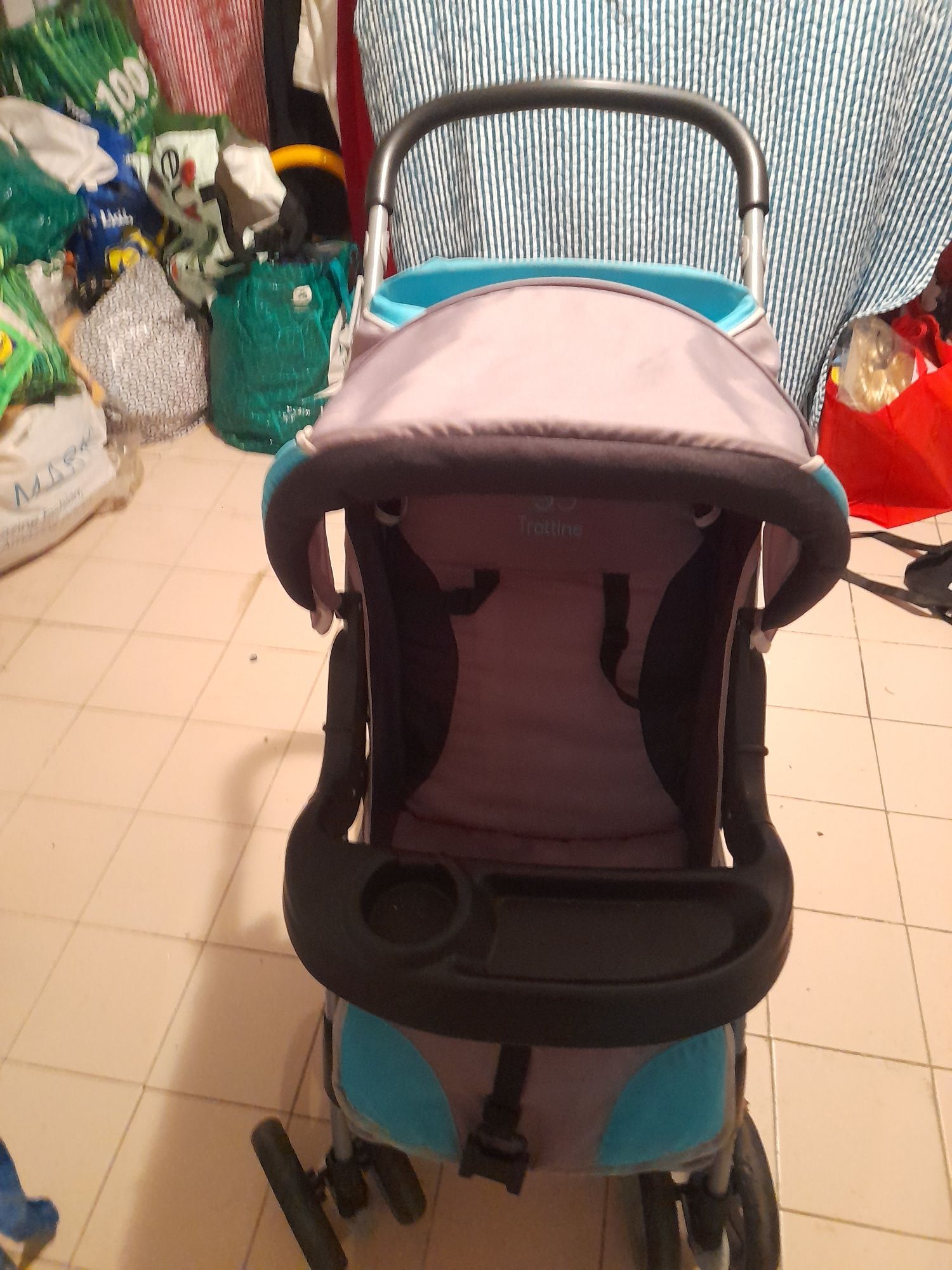 Carrinho de bebé usado.